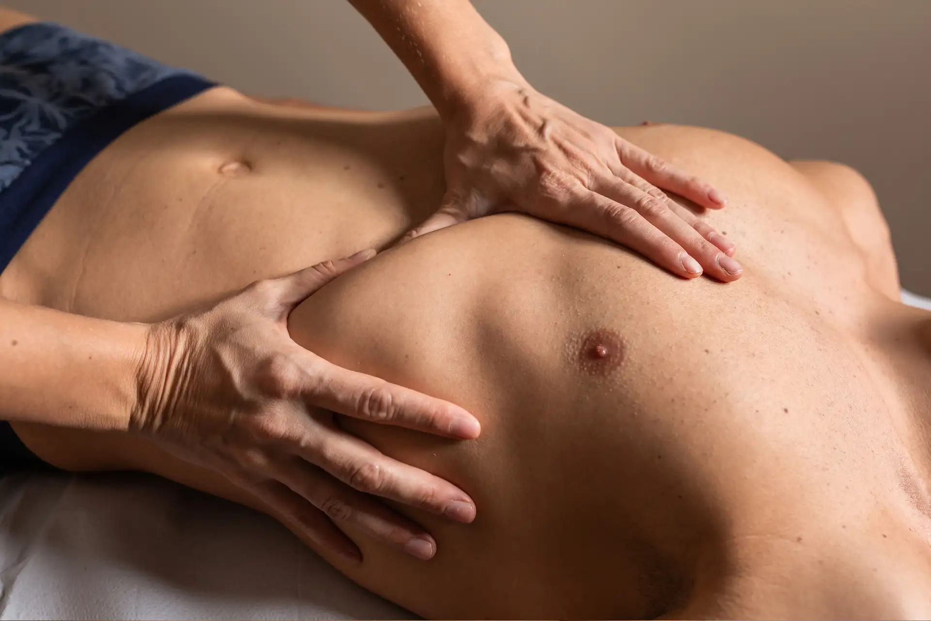 holistyczne_terapie_manualne_bartlomiej_kozuch usatwiveia systemie totalna biologia osteopatia mikrokinezyterpaia biokinezjologia NST